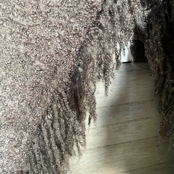 Alyafoi Sweater - Picture 16 of 16